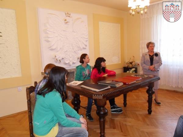 : Kierownik Joanna Jarosz spotkała się z uczniami w sali ślubów. 